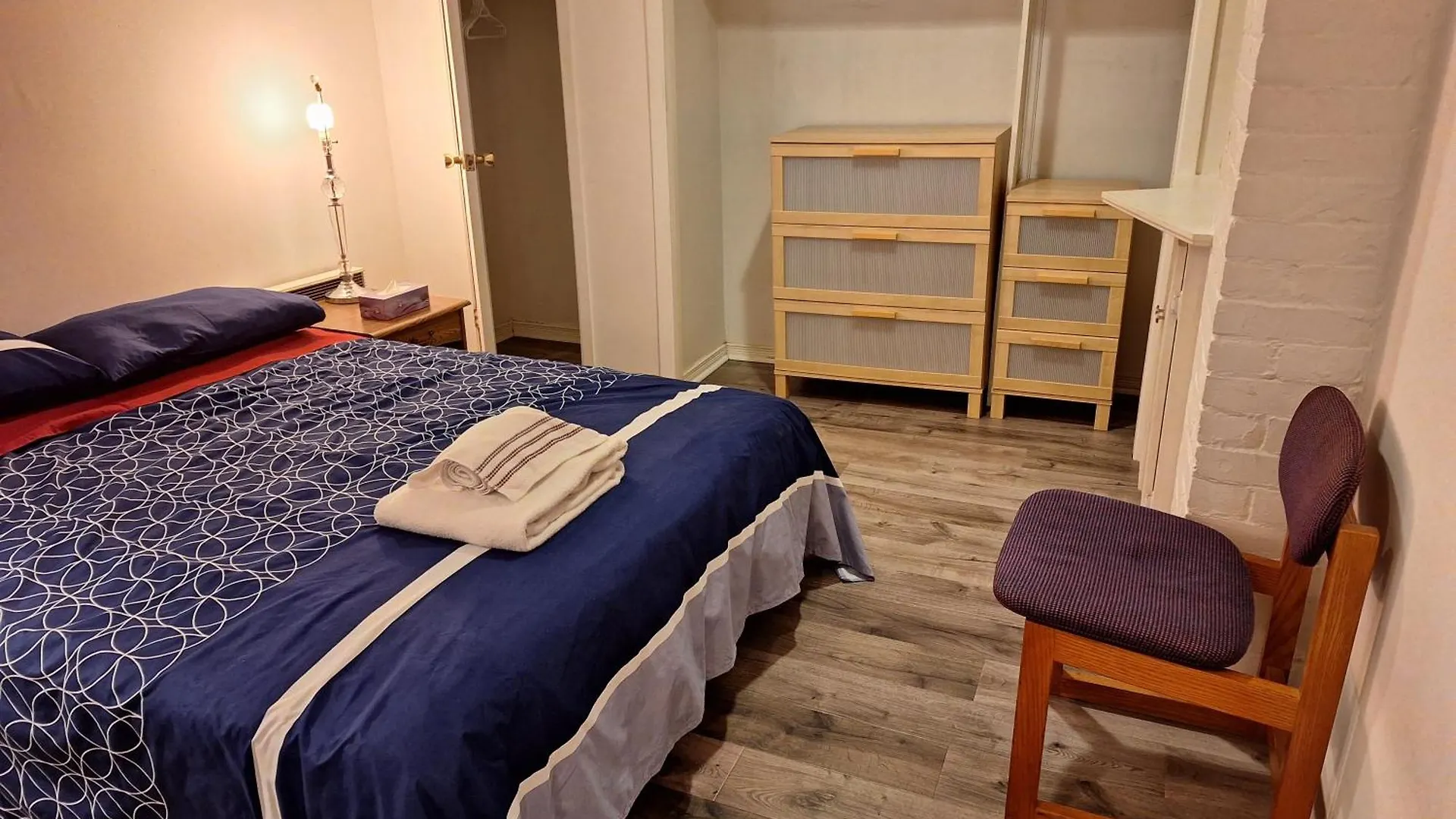 Spacious Room Next To Subway Line 1 Midtown Toronto Homestay