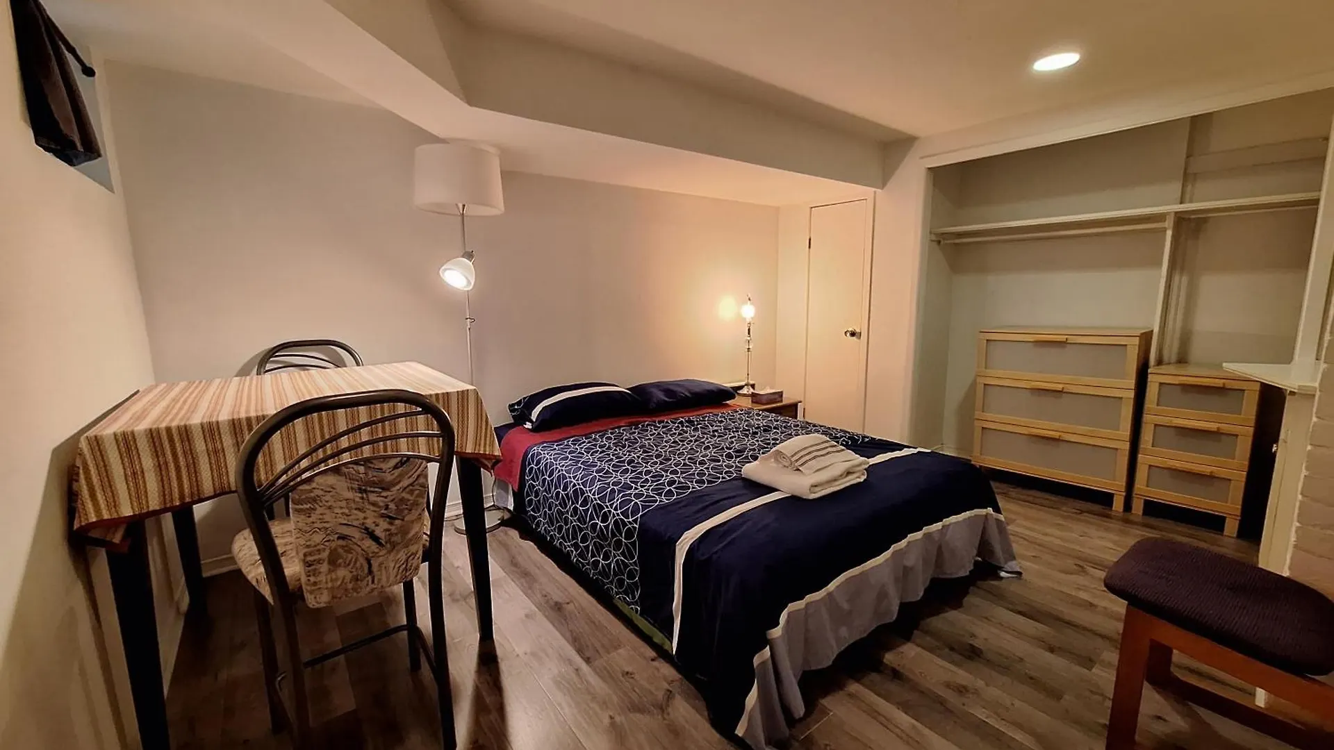 Spacious Room Next To Subway Line 1 Midtown Toronto 0*,  Canada