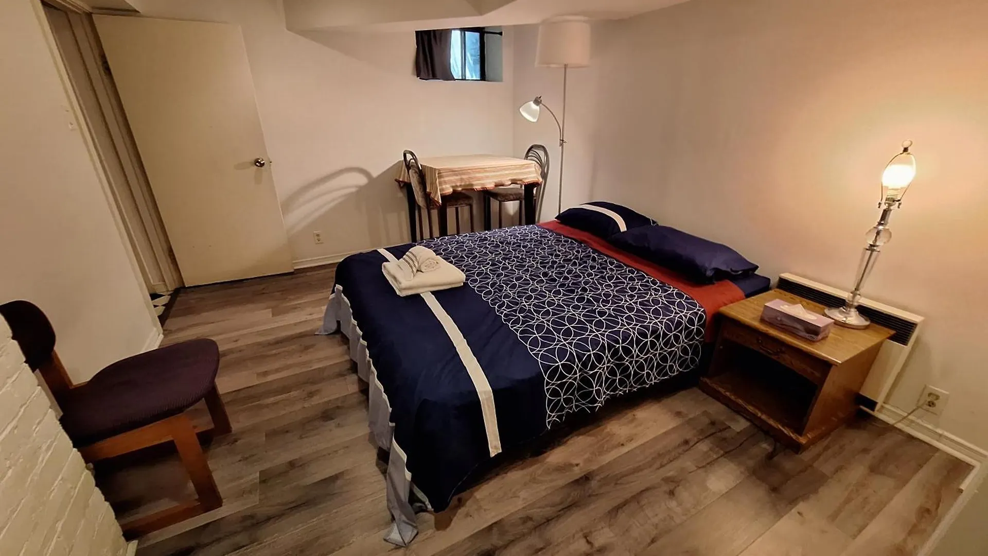 Spacious Room Next To Subway Line 1 Midtown Toronto