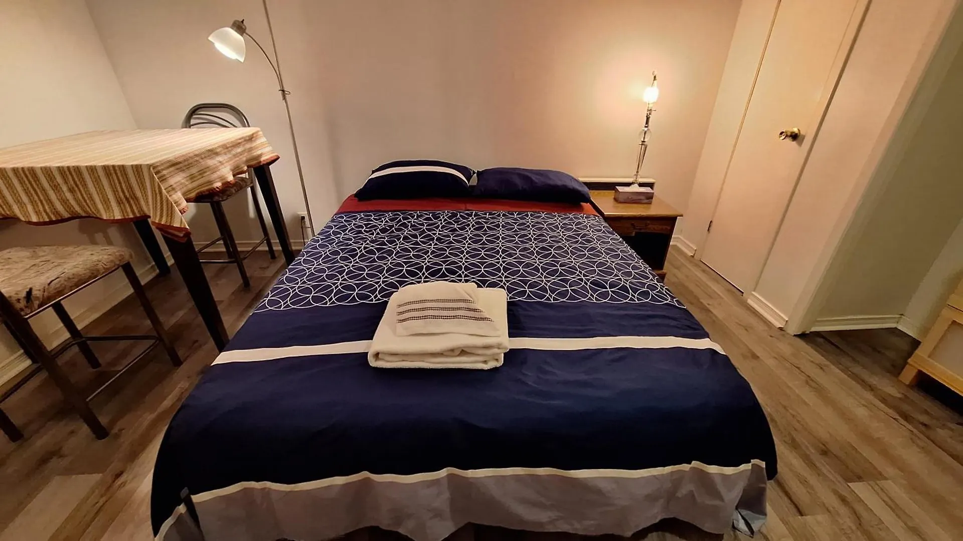 Spacious Room Next To Subway Line 1 Midtown Toronto