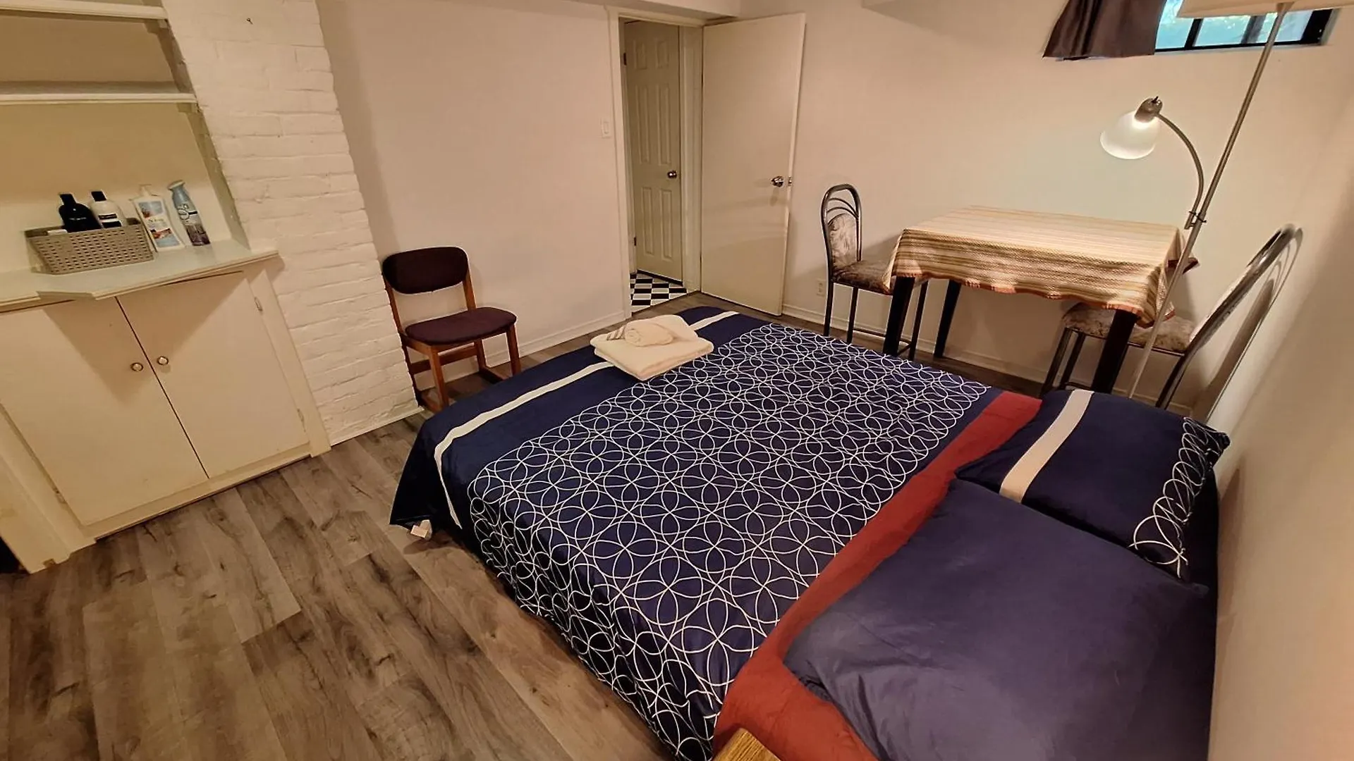 Spacious Room Next To Subway Line 1 Midtown Toronto Homestay