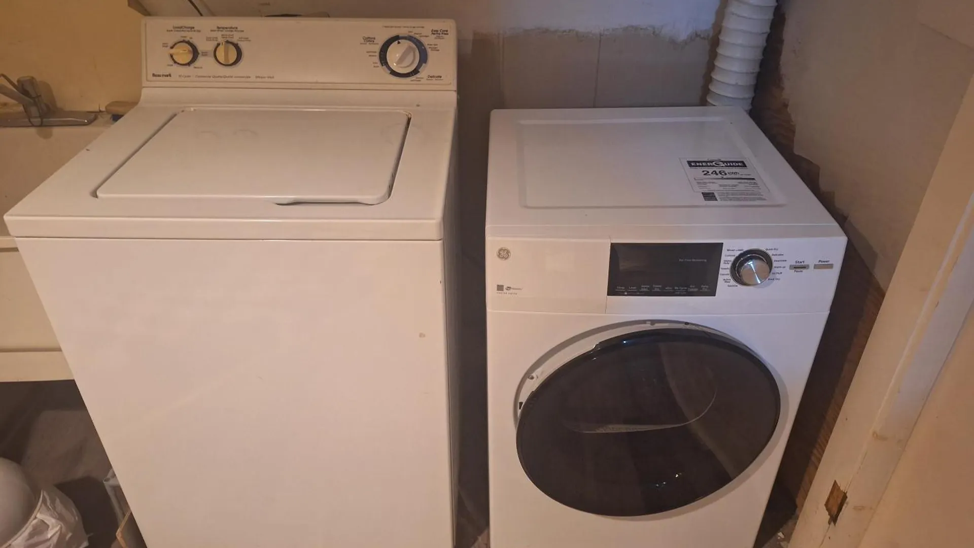 Spacious Room Next To Subway Line 1 Midtown Toronto 0*,